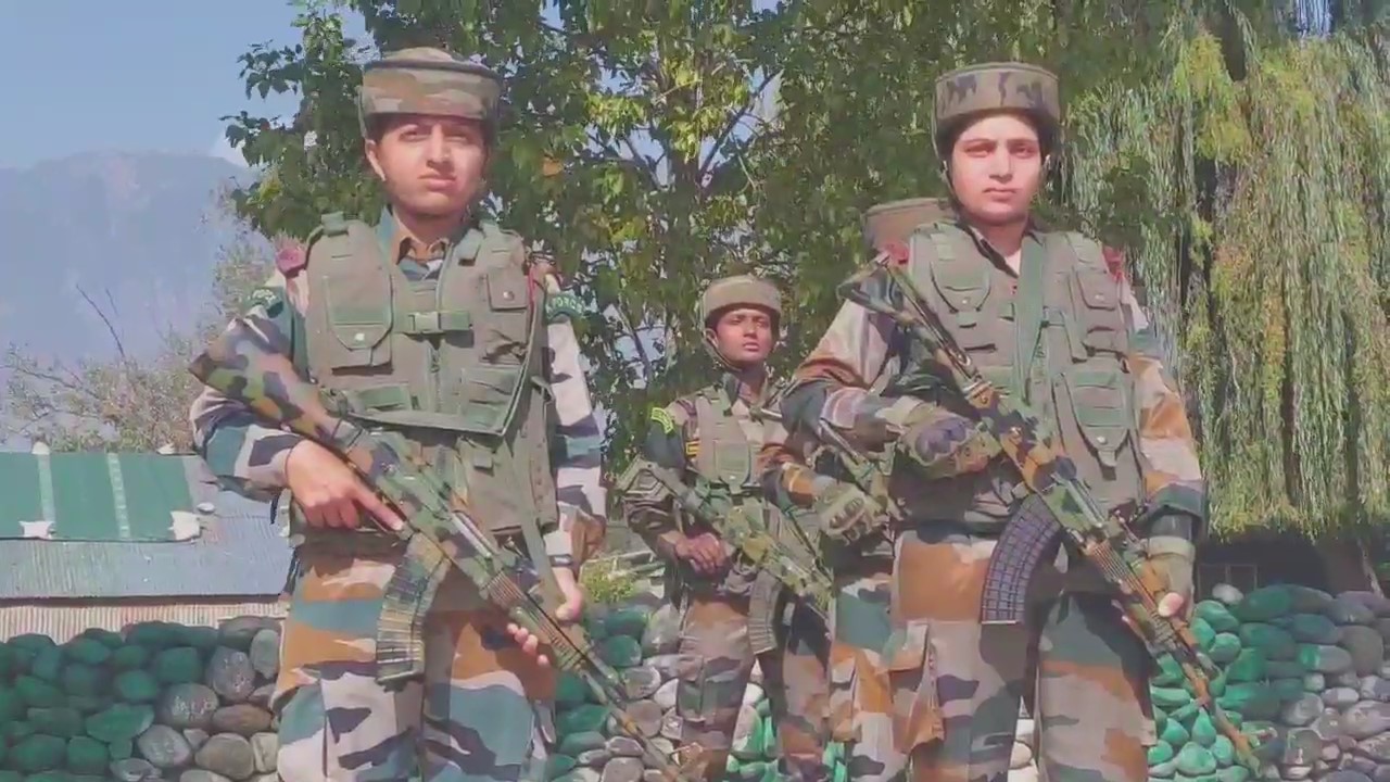 घाटी में चौतरफा आतंकवाद विरोधी अभियान में हिस्सा ले रही भारतीय सेना की राइफल वुमन