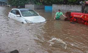 राष्ट्रीय राजधानी दिल्ली के कई इलाकों में जलजमाव के चलते बाढ़ जैसे हालात