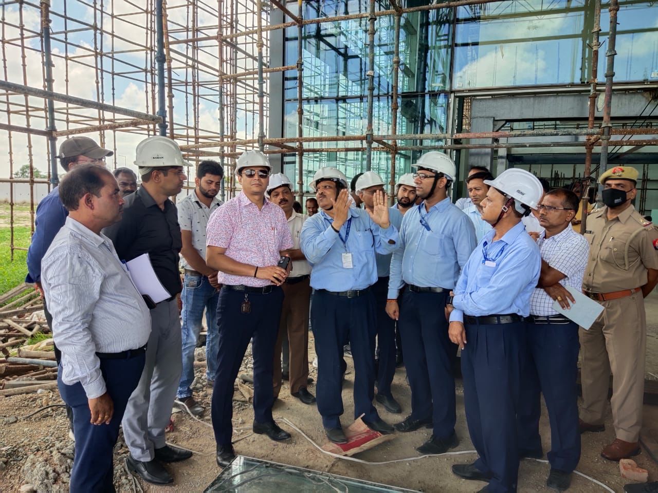 चकेरी में नया एयरपोर्ट टर्मिनल बिल्डिंग केंद्र का राज शेखर आयुक्त कानपुर ने दौरा किया