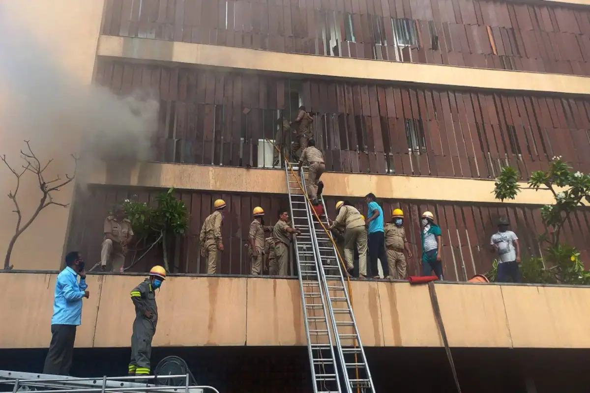 लखनऊ के लग्जरी होटल लेवाना में लगी आग, 2 की मौत