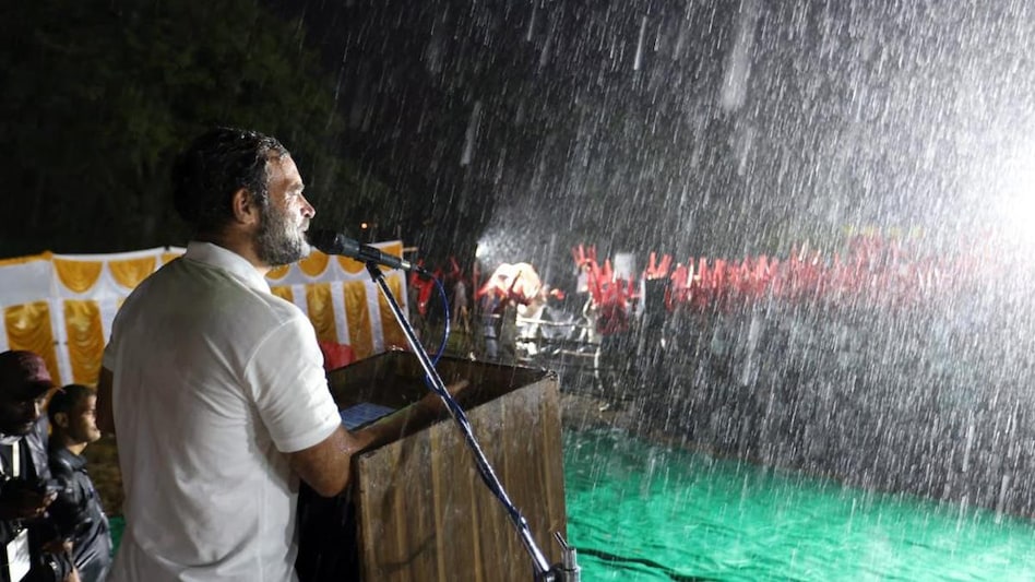 राहुल गांधी ने बारिश में भीगते हुए ही उन्होंने अपना संबोधन पूरा किया