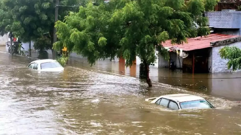 देश के कई हिस्सों में भारी बारिश और बाढ़ की वजह से जनजीवन अस्त-व्यस्त