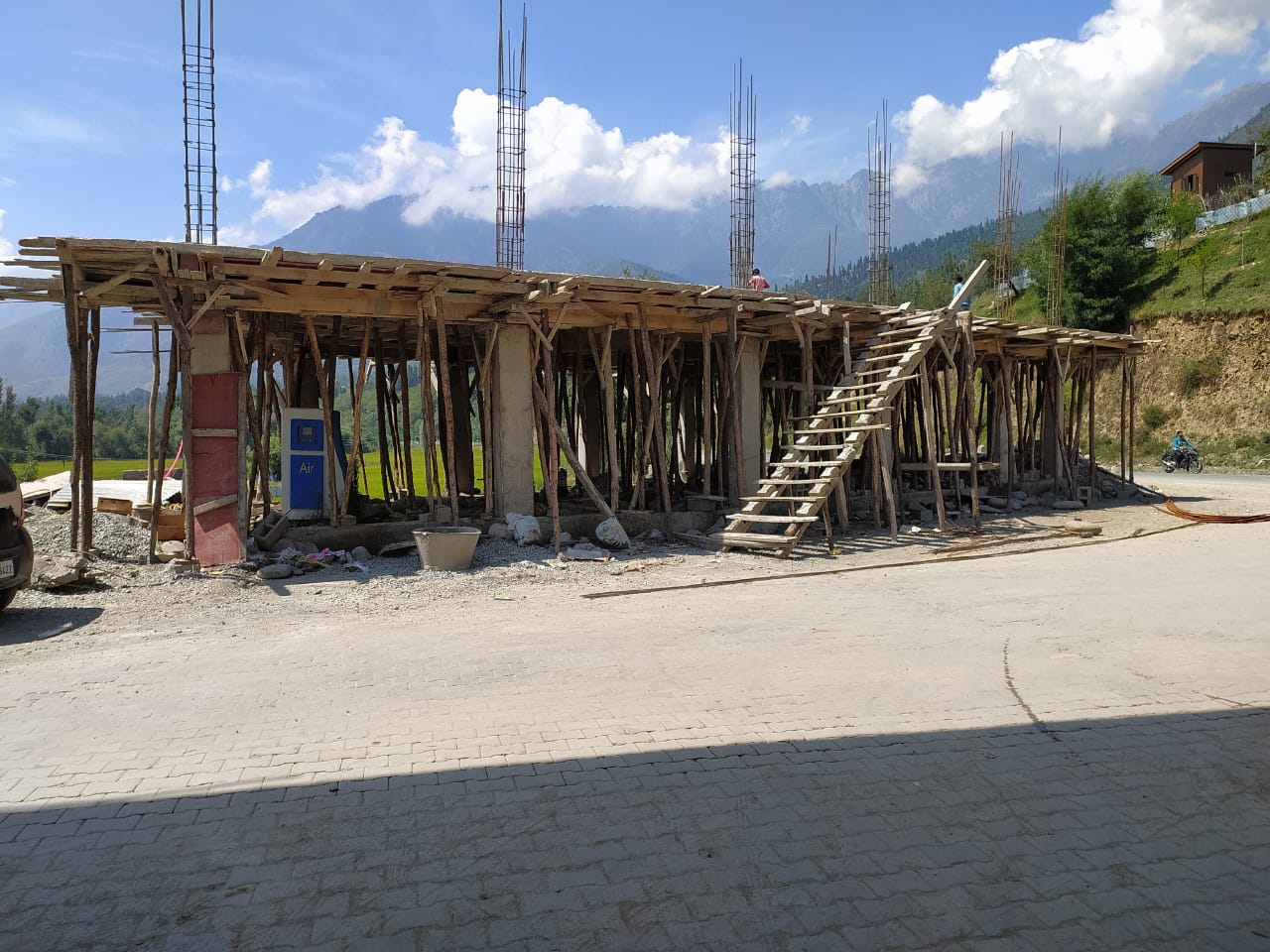 श्रीनगर-लेह राजमार्ग के साथ अवैध निर्माण का कोई अंत नहीं, राजस्व विभाग कहीं नहीं दिखता