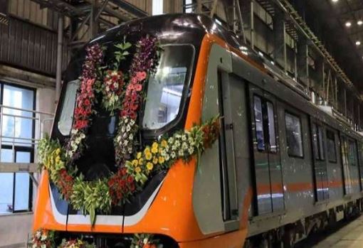 कानपुर मेट्रों हुयी शुरु,चाकलेट और फूल देकर यात्रियों का हुआ स्वागत- जाने टिकट के दाम