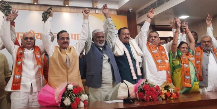 चुनाव से पहले समाजवादी पार्टी को झटका-सपा के चार एमएलसी ने की भाजपा की सदस्यता