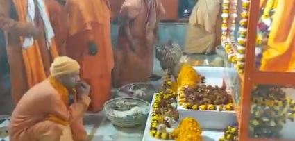 CM  योगी आदित्यनाथ ने गुरु गोरखनाथ को अर्पित की आस्था की खिचड़ी