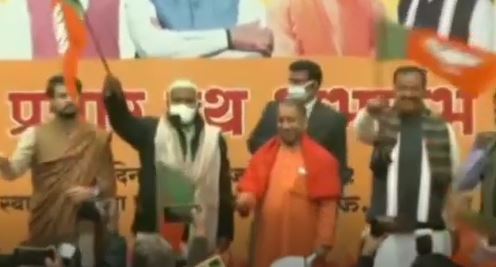 मुख्यमंत्री योगी और उप-मुख्यमंत्री के.पी मौर्य संग अनुराग ठाकुर ने भाजपा के प्रचार रथ को हरी झंडी दिखाकर रवाना किया।