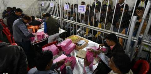 यूपी विधानसभा चुनाव की मतगणना में कांटे की टक्कर, रूझान में भाजपा 60 और सपा 42 पर आगे
