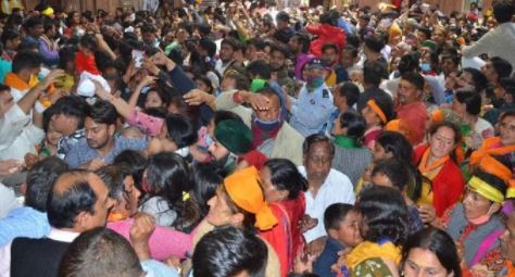 होली के मद्देनजर मथुरा,वृंदावन में भारी भीड़- बांकी बिहारी मंदिर में हजारों की भीड़