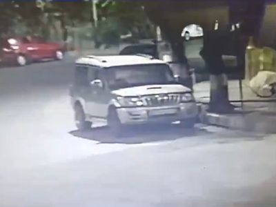 अंबानी के घर के बाहर मिली संदिग्ध कार के मालिक की हुई पहचान, CCTV में नजर आया संदिग्ध