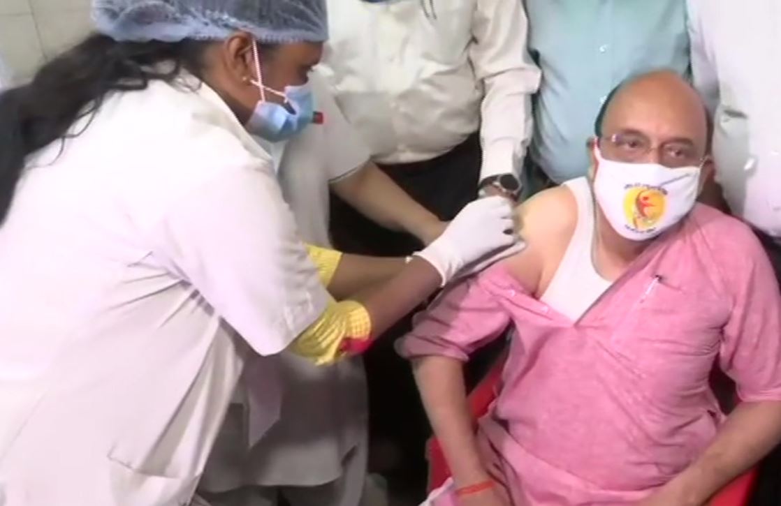 स्वास्थ्य मंत्री जय प्रताप सिंह ने ली कोरोना वायरस वैक्सीन की पहली डोज